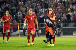 Матч между Албанией и Сербией окончился скандалом
